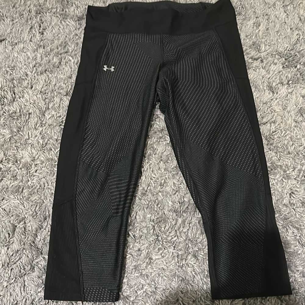 Women’s Under Armour athletic capris, size large